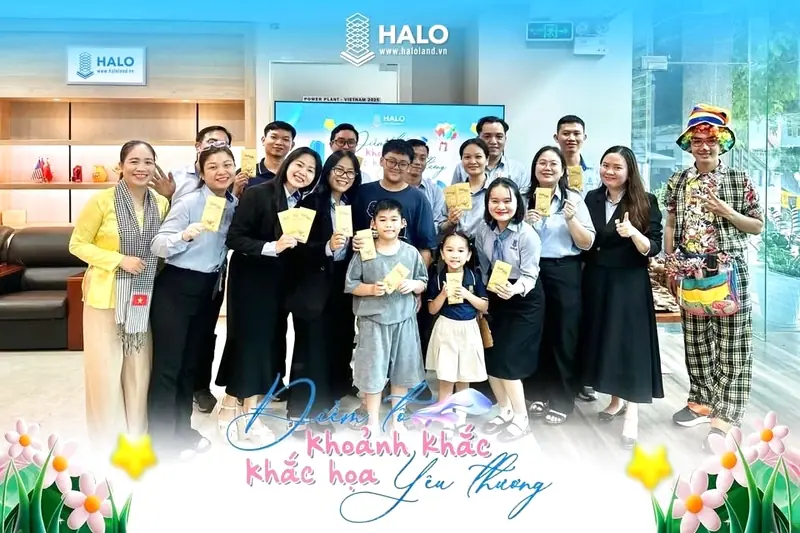 Nghệ nhân Hà Tho chụp ảnh lưu niệm cùng công ty HaloLand tại sự kiện