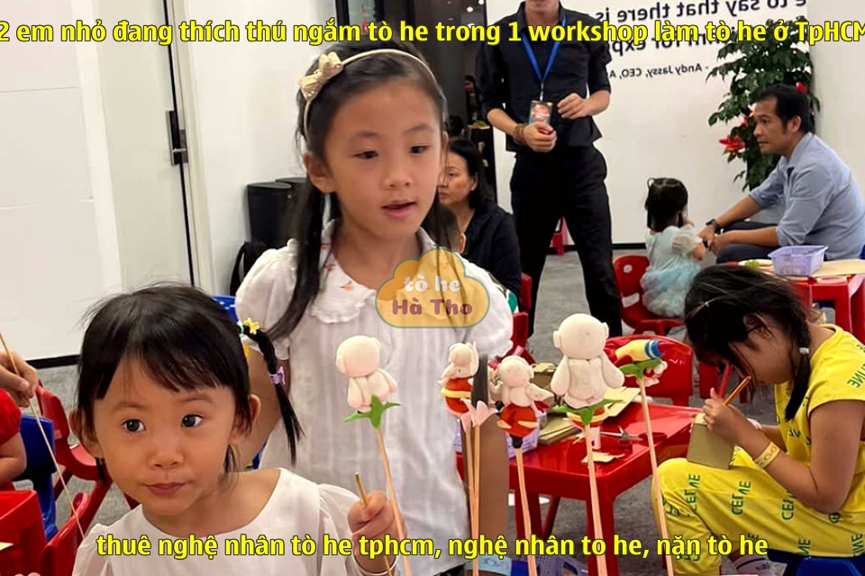 2 em nhỏ đang thích thú ngắm tò he trong 1 workshop làm tò he ở TpHCM