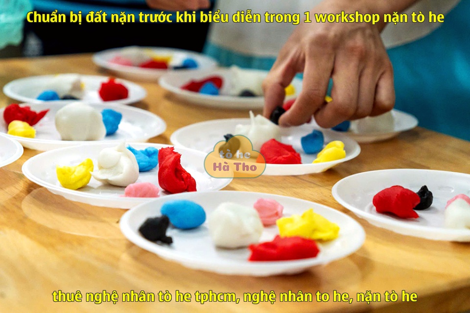 Chuẩn bị đất nặn trước khi biểu diễn trong 1 workshop nặn tò he