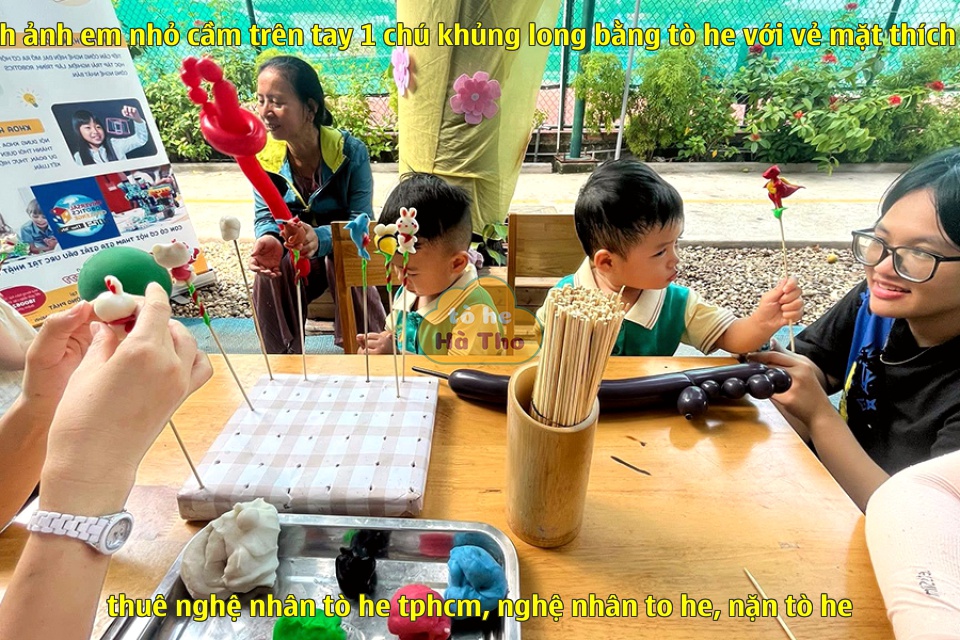 Hình ảnh em nhỏ cầm trên tay 1 chú khủng long bằng tò he với vẻ mặt thích thú