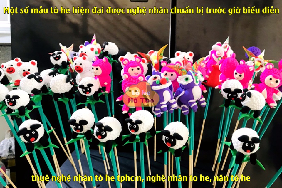 Một số mẫu tò he hiện đại được nghệ nhân chuẩn bị trước giờ biểu diễn