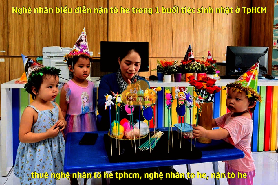 Nghệ nhân biểu diễn nặn tò he trong 1 buổi tiệc sinh nhật ở TpHCM