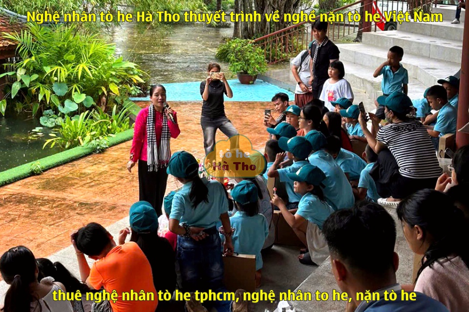 Nghệ nhân tò he Hà Tho thuyết trình về nghề nặn tò he Việt Nam