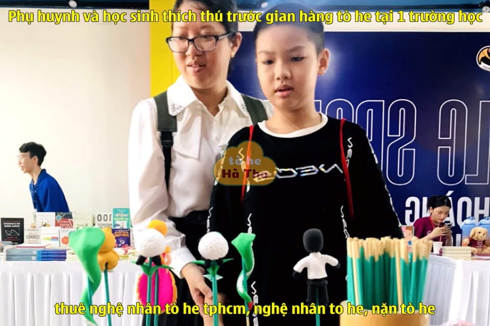 Phụ huynh và học sinh thích thú trước gian hàng tò he tại 1 trường học