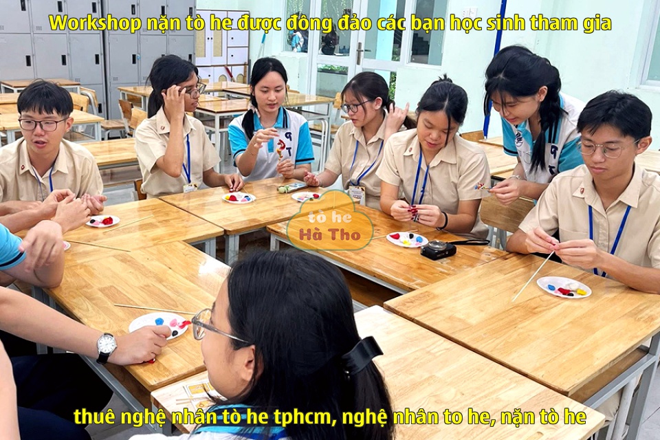 Workshop nặn tò he được đông đảo các bạn học sinh tham gia