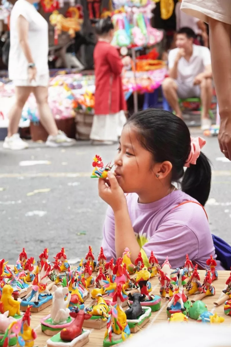 Bé gái thích thú với tiếng 'tò te' khi thổi tò he