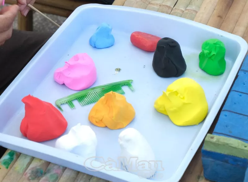 Bột nặn tò he thường được làm từ gạo nếp và gạo tẻ