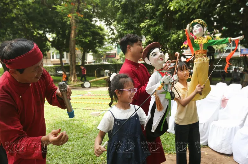 Các em nhỏ được tìm hiểu, giao lưu và điều khiển con rối dưới sự hướng dẫn của nghệ nhân