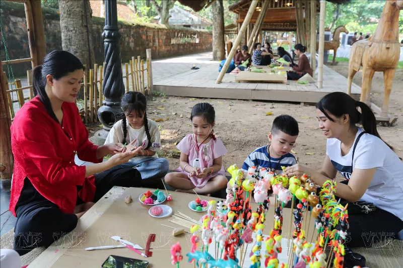 Các em nhỏ trải nghiệm nặn tò he truyền thống