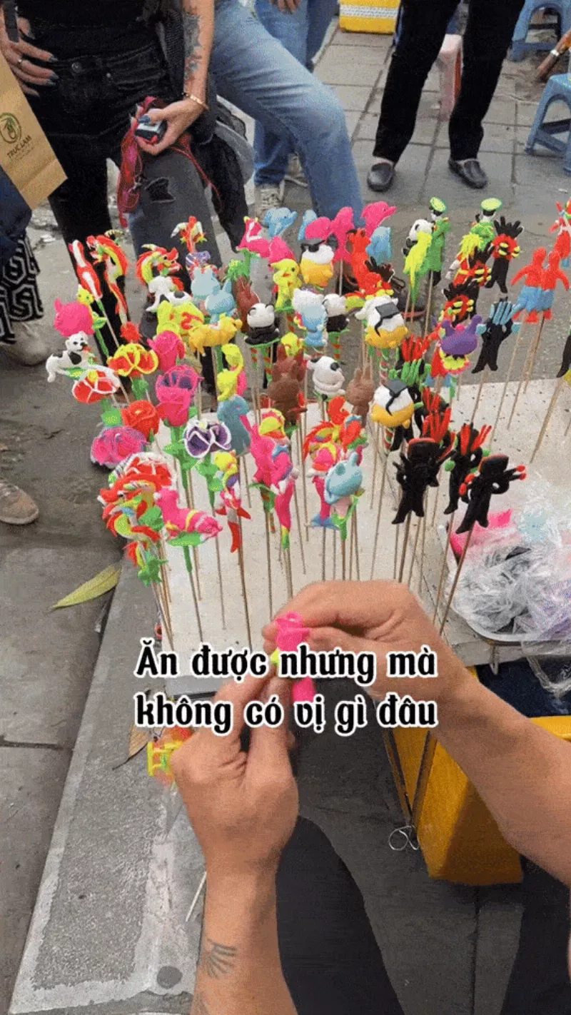 Các vị khách nước ngoài nói rằng mình có thể ăn nó khi kết hợp với sữa đặc hay đường