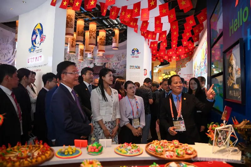 Du khách tham quan gian hàng tò he tại sự kiện