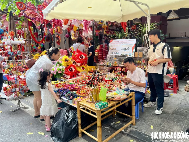 Gian hàng tò he của Nghệ nhân Đặng Văn Hậu giữa phố Hàng Mã