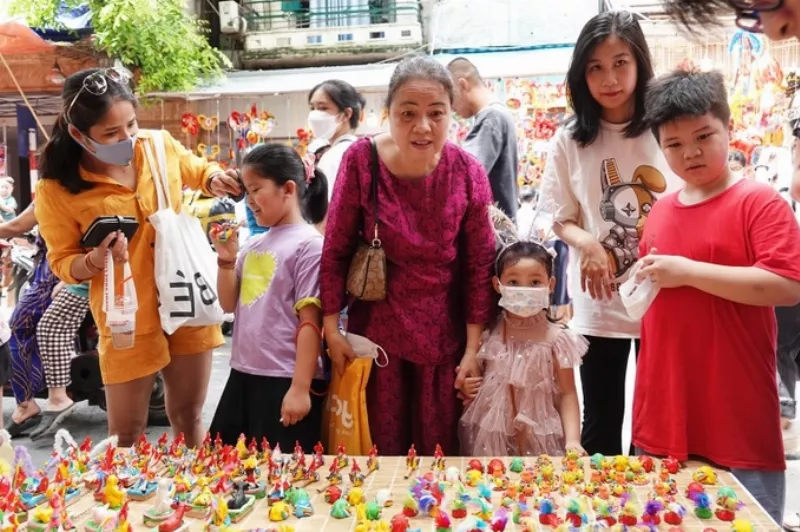 Gian hàng tò he trên phố Hàng Mã thu hút nhiều người quan tâm