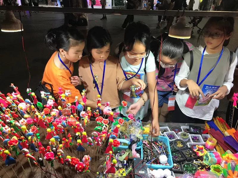 Hình ảnh gian hàng tò he được trưng bày ở phố đi bộ