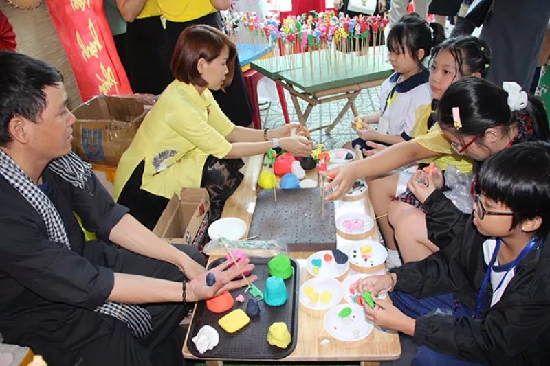Học sinh được trải nghiệm nặn tò he cùng nghệ nhân trong ngày hội