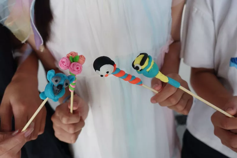 Khách tham gia sự kiện được trải nghiệm nặn tò he cùng nghệ nhân