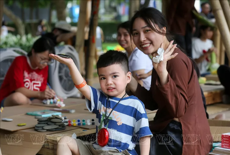 Khoảnh khắc vui tươi của một em nhỏ tham gia chương trình trải nghiệm văn hóa “Một ngày rong chơi”
