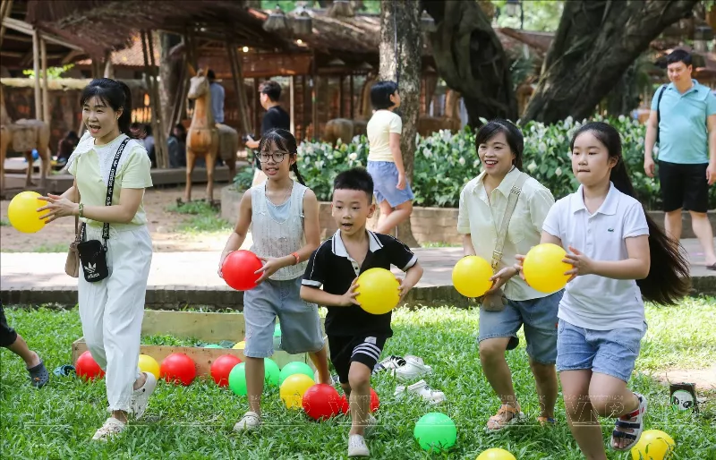 “Một ngày rong chơi” – Một khoảng trời tuổi thơ đúng nghĩa đã dẫn lối cho hàng trăm gia đình tìm đến Văn Miếu – Quốc Tử Giám vừa qua