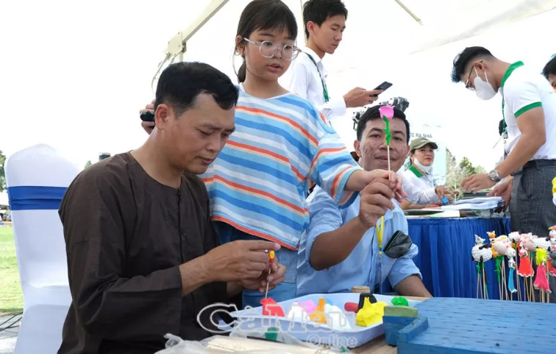 Ngày nay tò he Việt được giới thiệu rộng rãi đến bạn bè trong và ngoài nước và còn là sản phẩm du lịch nổi tiếng, với chất liệu thân thiện với môi trường