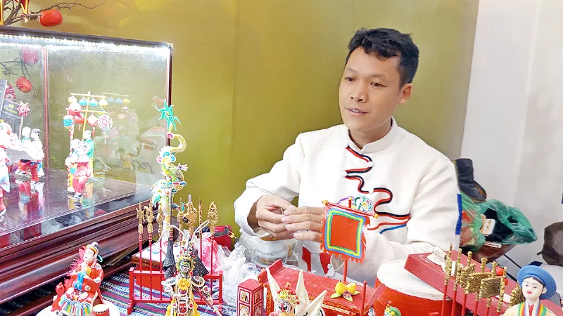 Nghệ nhân Đặng Văn Hậu biểu diễn nặn tò he ở Chương trình nghệ thuật Tết Trung thu Việt – Trung 2025