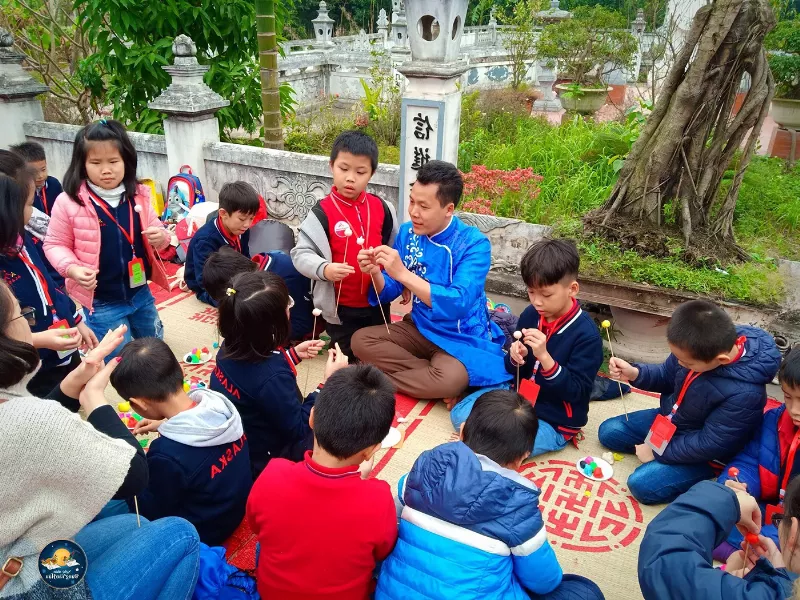 Nghệ nhân Đặng Văn Hậu luôn tạo điều kiện để các bạn trẻ được trải nghiệm làm tò he truyền thống