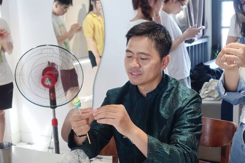 Nghệ nhân tò he Đặng Đình Tìm hướng dẫn khách mời tham gia sự kiện cùng trải nghiệm