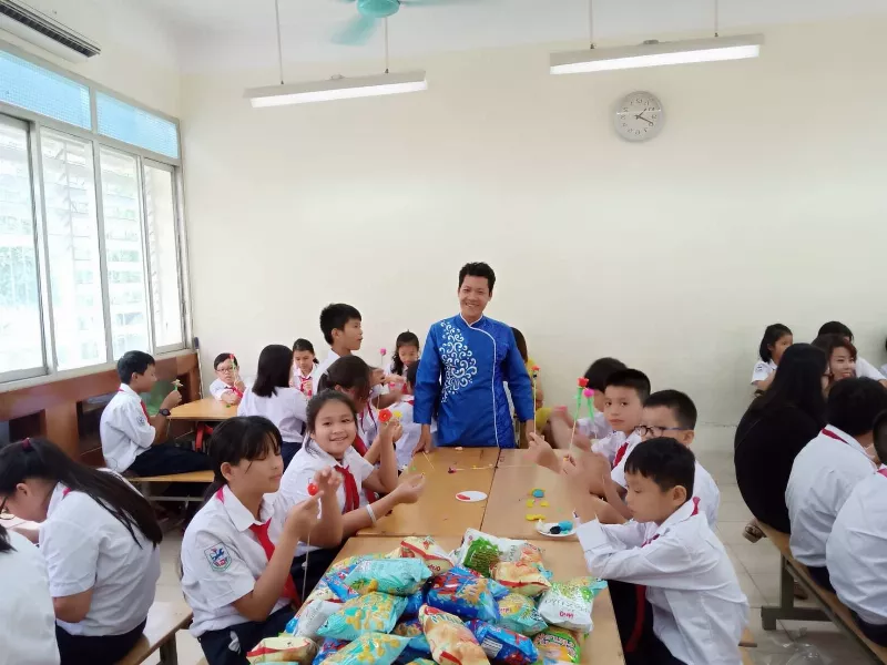 Nghệ nhân tò he Đặng Văn Hậu trong 1 buổi workshop nặn tò he