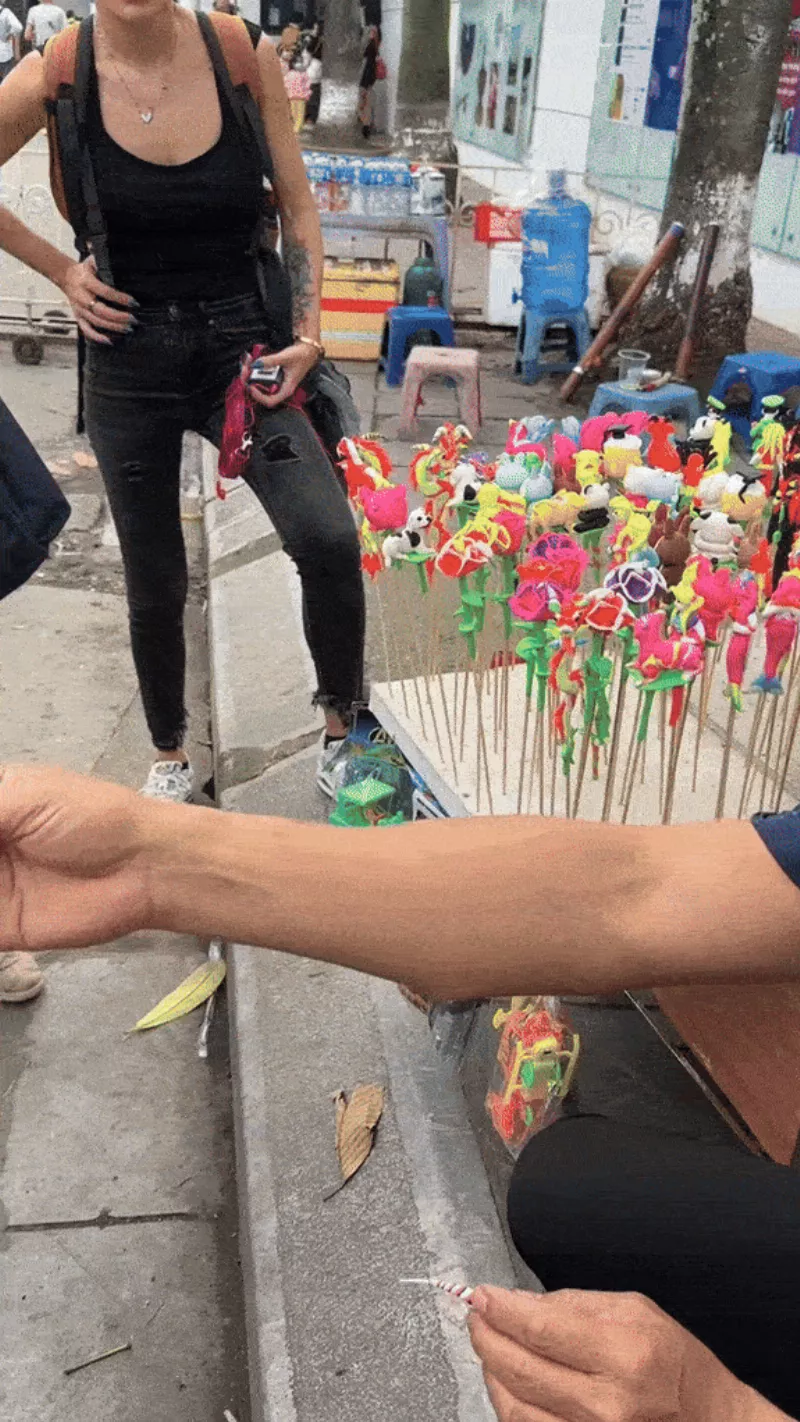 Những vị khách nước ngoài khi được nghe kể về tò he đã vô cùng ngạc nhiên ở phần nguyên liệu