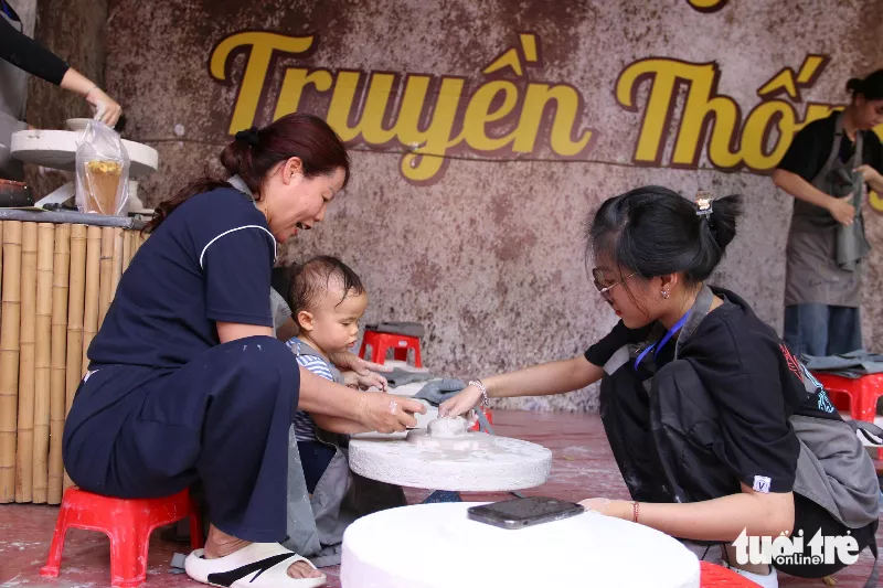 Phụ huynh và em nhỏ trải nghiệm làm đồ thủ công truyền thống