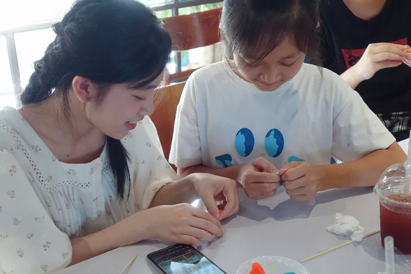 Phương Linh trải nghiệm nặn tò he dân gian tại sự kiện Tea Talk 2025