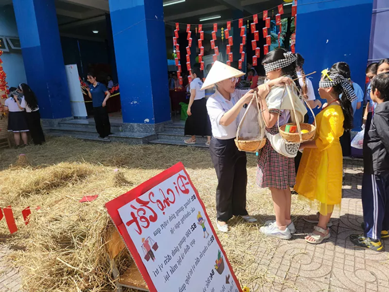 Quang Đạt lần đầu tiên trải nghiệm đi chợ Tết