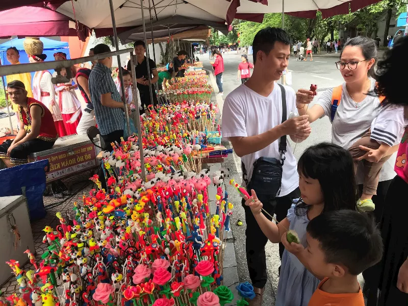 Sắc màu tò he thu hút không chỉ các em nhỏ mà còn cả người lớn