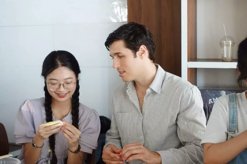 Tea Talk 2025 không chỉ là một sự kiện văn hóa, hoạt động nặn tò he còn là cầu nối giao lưu, học hỏi giữa các bạn trẻ Việt Nam và quốc tế