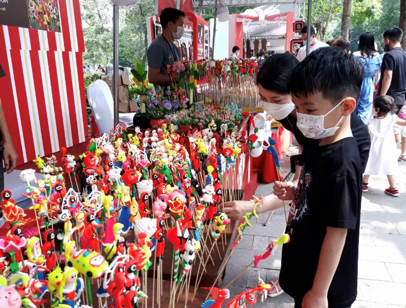 Thế giới sắc màu của tò he thu hút nhiều du khách không chỉ trẻ em mà còn cả người lớn