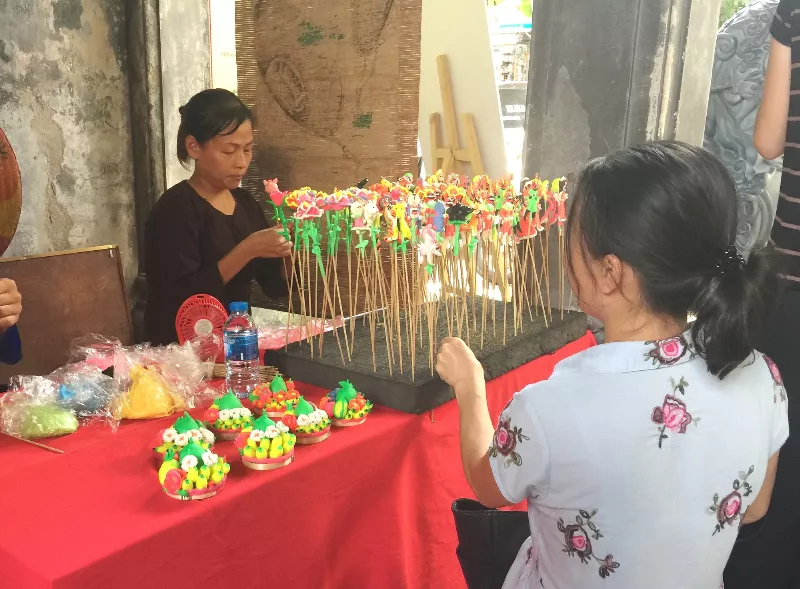 Tò he là một món đồ chơi dân gian, một tác phẩm nghệ thuật thu nhỏ được nặn bằng bàn tay khéo léo của các nghệ nhân.