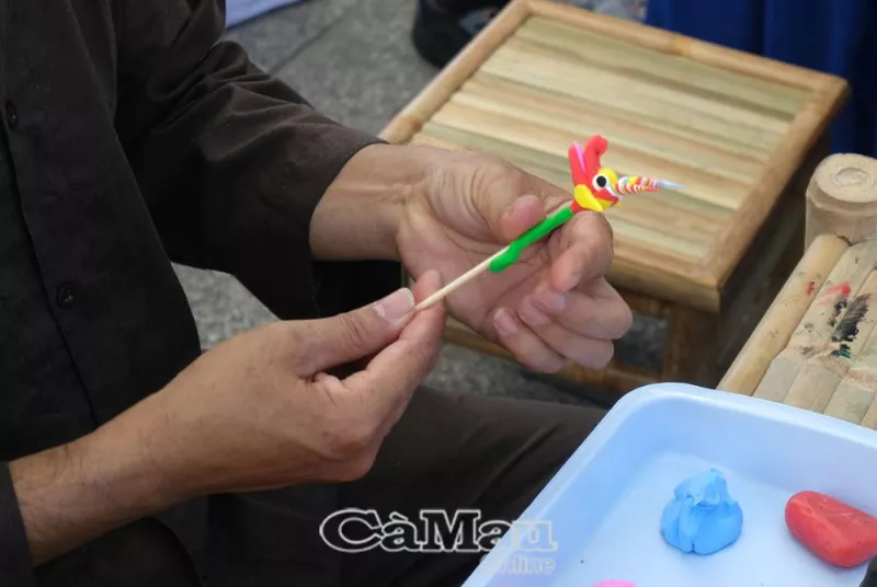 Tò he là một món đồ chơi dân gian quen thuộc của trẻ nhỏ với nhiều hình dạng và mẫu mã