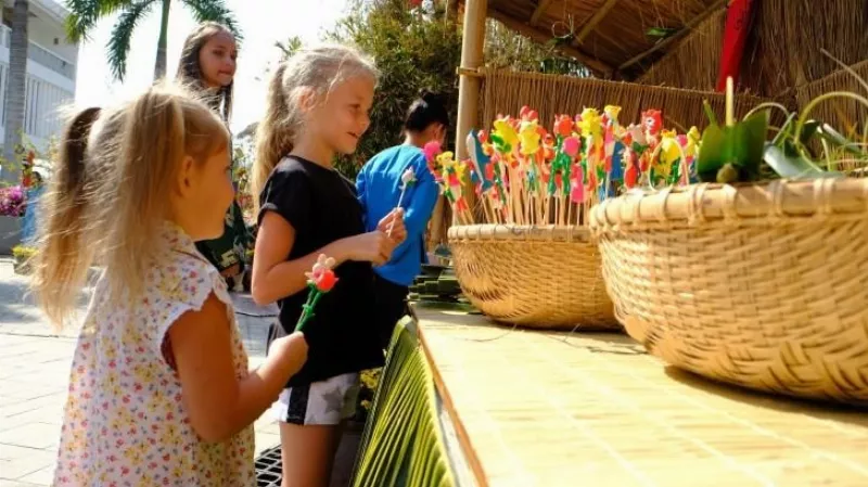 Tò he Việt – Đồ chơi 'ăn được' khiến khách Tây ngỡ ngàng
