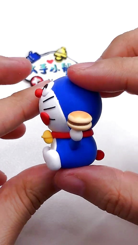Tác phẩm nặn tò he Doraemon sau khi hoàn thành nhìn từ bên trái