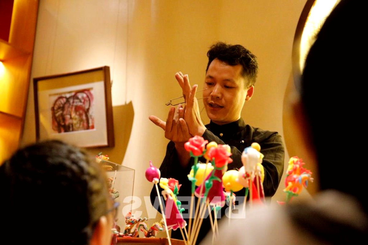 Anh Đặng Văn Hậu đang hướng dẫn làm tò he trong 1 buổi workshop nặn tò he tại Xuân La