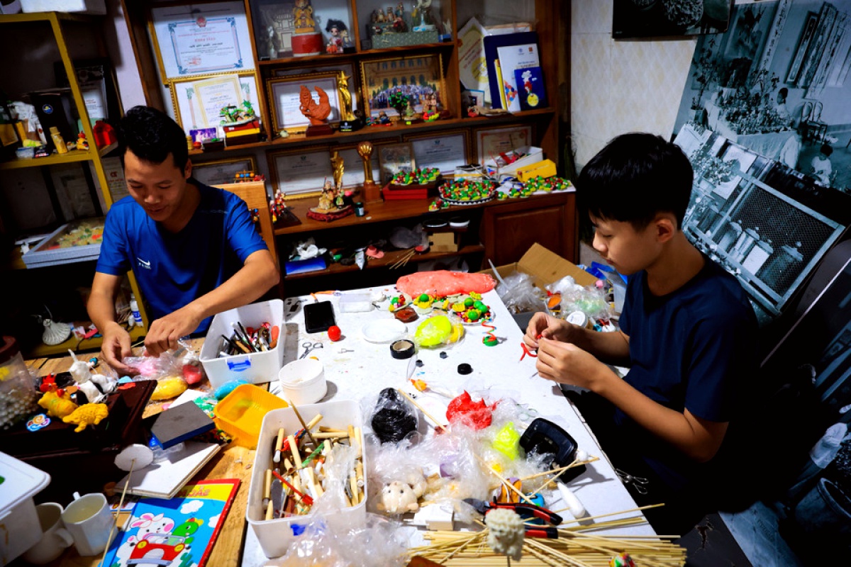 Nghệ nhân Đặng Văn Hậu và nghệ nhân tò he ‘nhí’ Nhật Minh học nghề nặn tò he truyền thống của cha