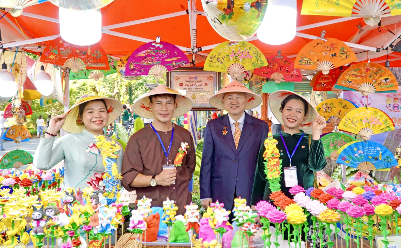Nghệ nhân tò he Lê Xuân Tùng là 1 trong số ít nghệ nhân còn gắn bó với nghề tò he truyền thống
