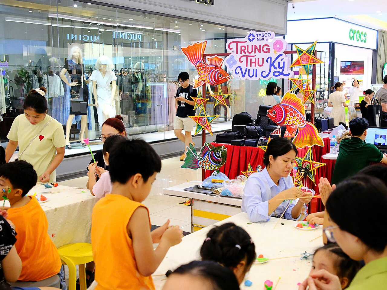 Các bạn nhỏ tham gia workshop nặn tò he tại Tasco Mall được vui chơi, học hỏi và phát triển nhiều kỹ năng quan trọng