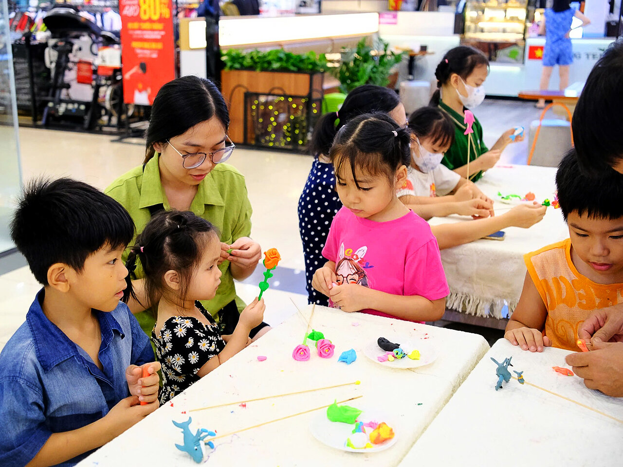 Nghệ nhân tò he nhí trải nghiệm nặn tò he Tết Trung Thu 2025 đáng nhớ cùng bố mẹ